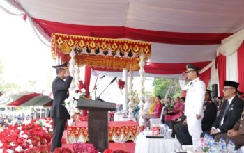 Wakil Wali Kota Kotamobagu, Rendy Virgiawan Mangkat, memimpin upacara penurunan Sang Merah Putih dalam rangka memperingati Hari Ulang Tahun (HUT) ke-81. (Foto:n Humas)