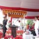 Wakil Wali Kota Kotamobagu, Rendy Virgiawan Mangkat, memimpin upacara penurunan Sang Merah Putih dalam rangka memperingati Hari Ulang Tahun (HUT) ke-81. (Foto:n Humas)