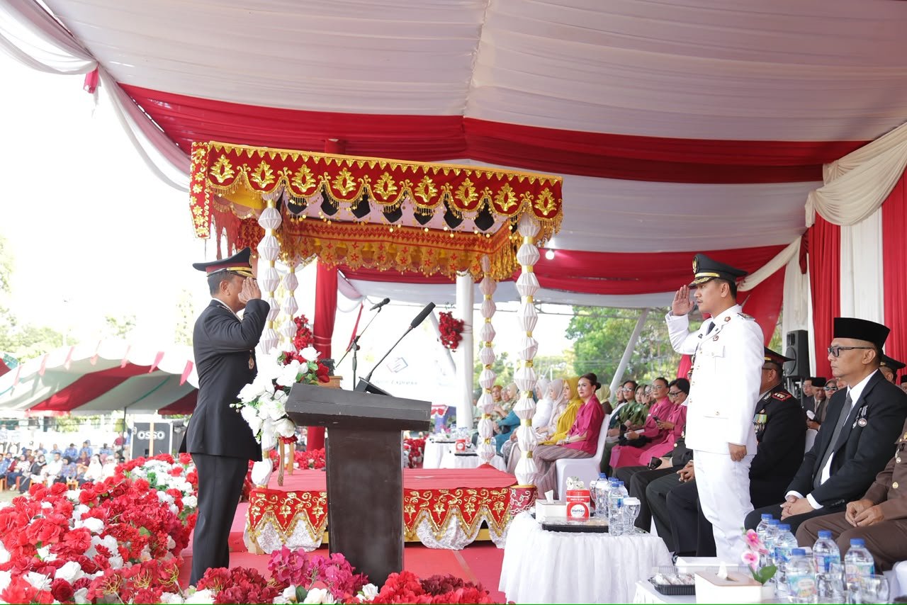 Wakil Wali Kota Kotamobagu, Rendy Virgiawan Mangkat, memimpin upacara penurunan Sang Merah Putih dalam rangka memperingati Hari Ulang Tahun (HUT) ke-81. (Foto:n Humas)