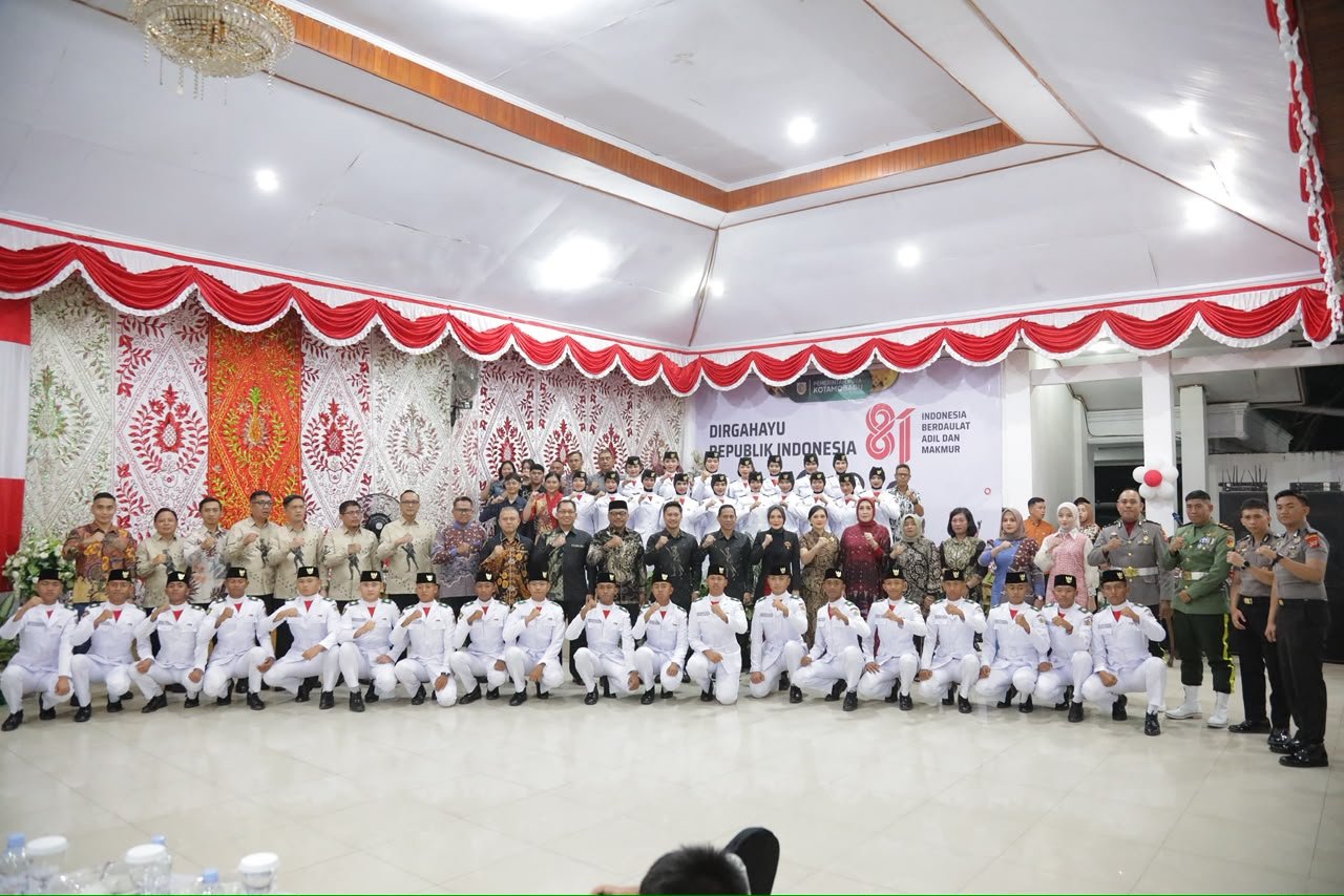 Wali Kota Kotamobagu Weny Gaib bersama Wakil Wali Kota Kotamobagu Rendy Virgiawan Mangkat dan Forum Koordinasi Pimpinan Daerah (Forkopimda) menghadiri resepsi kenegaraan dalam rangka memperingati Hari Ulang Tahun (HUT) ke-81 Kemerdekaan Republik Indonesia. (Foto: Humas)