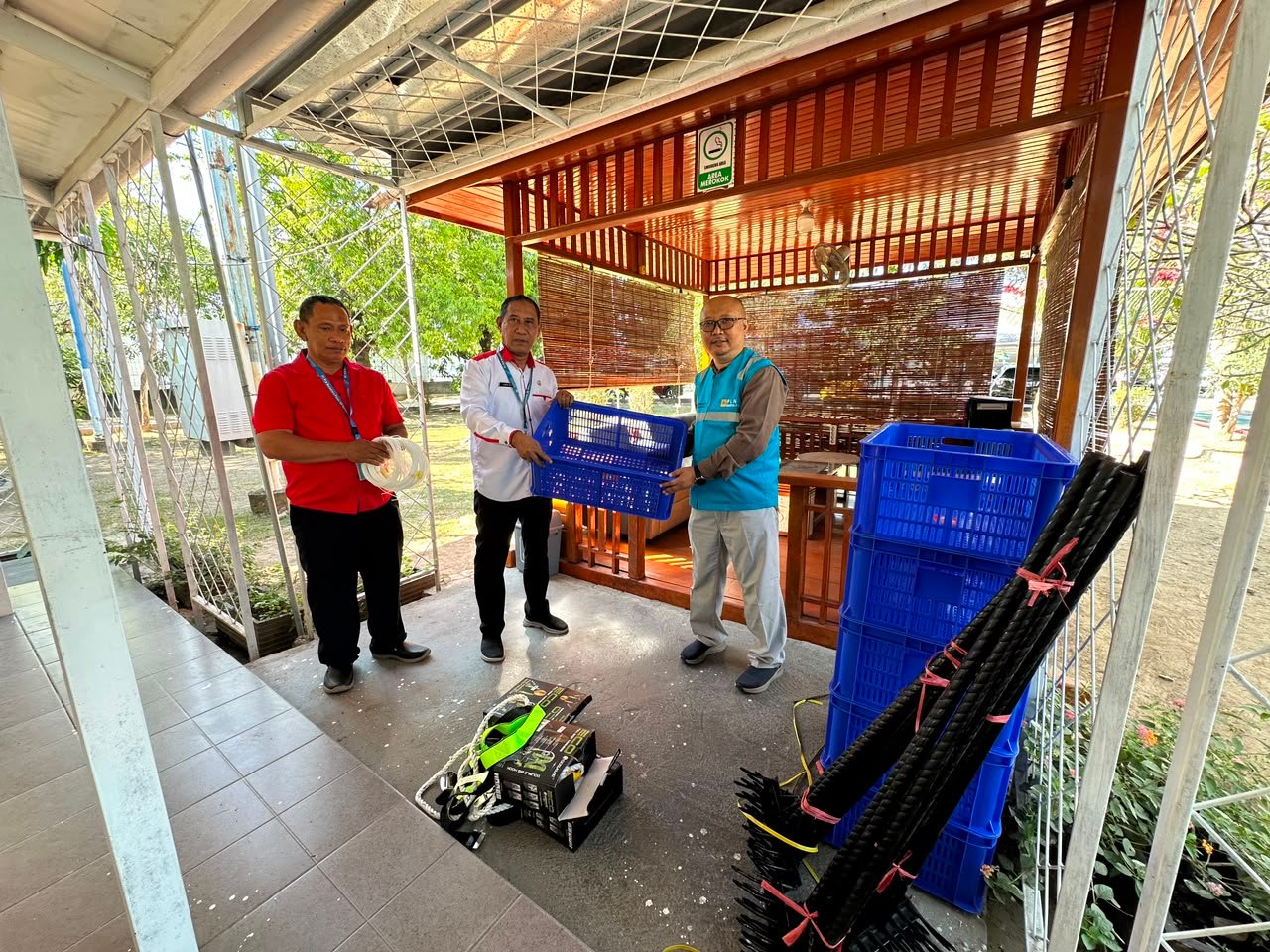 PLN Nusantara Power UP Gorontalo menyerahkan bantuan sarana pendukung pengelolaan lingkungan kepada DLHK Kota Gorontalo/Hibata.id