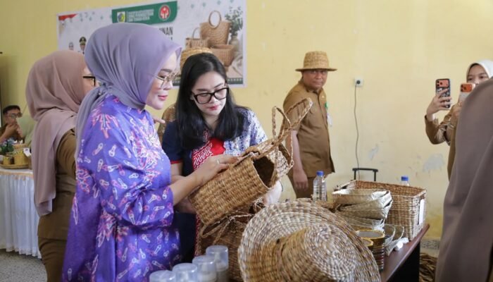 Dekranasda Kotamobagu Dorong Eceng Gondok Jadi Produk Kerajinan Bernilai Ekonomi