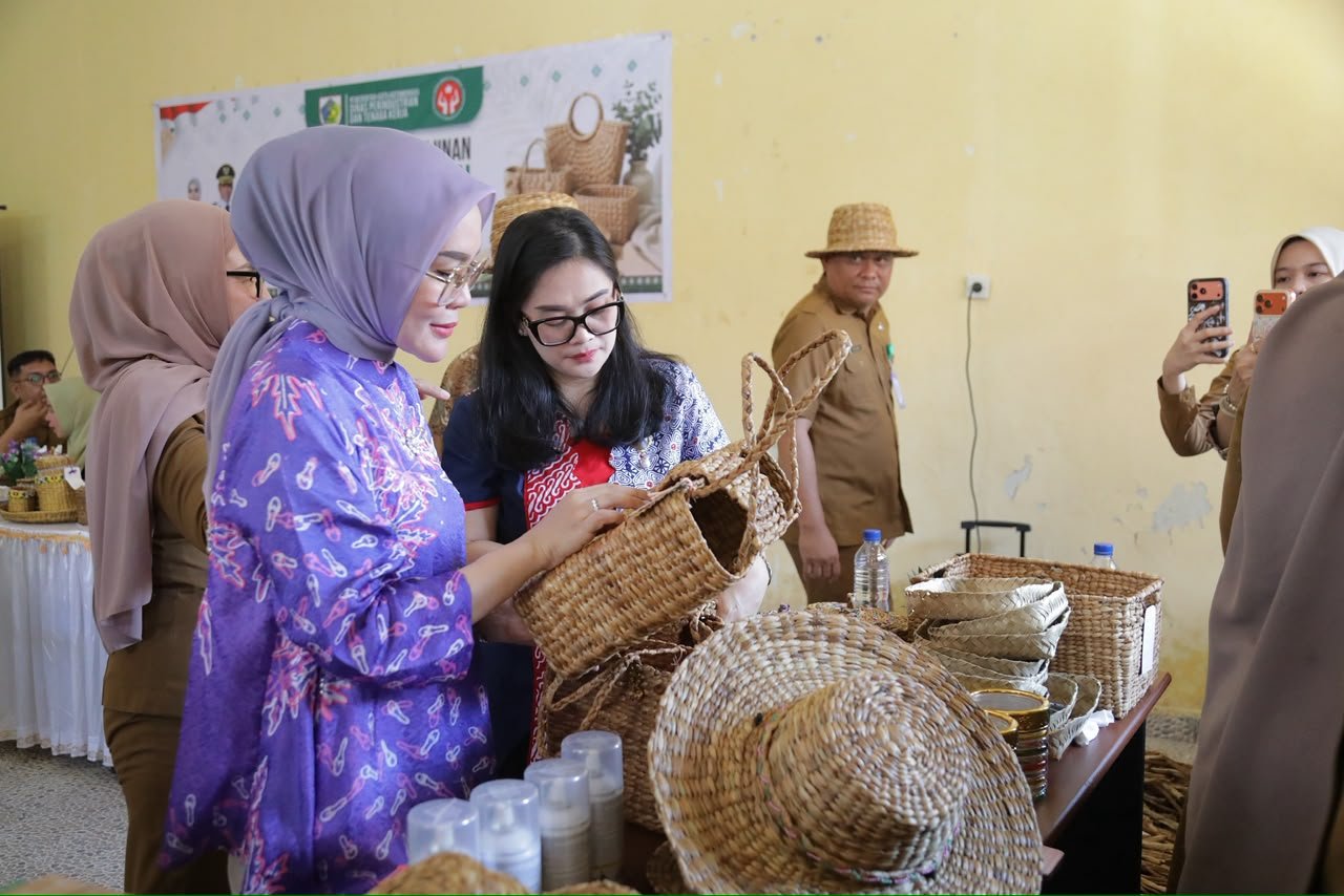 Pelatihan kerajinan anyaman eceng gondok di Aula Dinas Perindustrian dan Tenaga Kerja Kota Kotamobagu. (Foto: Humas)