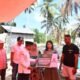 Wakil Bupati Boalemo Lahmudin Hambali bersama Baznas menyerahkan santunan kepada tiga keluarga korban kebakaran di Desa Buti, Kecamatan Mananggu, Rabu (19/8/2026)/Hibata.id