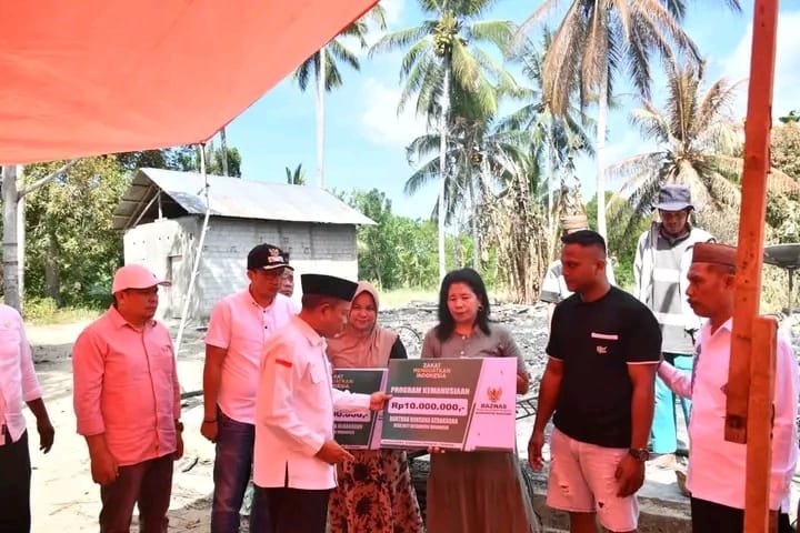 Wakil Bupati Boalemo Lahmudin Hambali bersama Baznas menyerahkan santunan kepada tiga keluarga korban kebakaran di Desa Buti, Kecamatan Mananggu, Rabu (19/8/2026)/Hibata.id