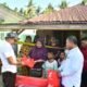 Wakil Bupati Boalemo Lahmudin Hambali menyerahkan bantuan sosial kepada warga terdampak kebakaran di Dusun II, Desa Piloliyanga, Kabupaten Boalemo/Hibata.id