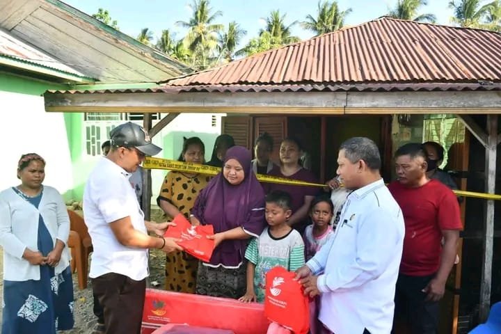 Wakil Bupati Boalemo Lahmudin Hambali menyerahkan bantuan sosial kepada warga terdampak kebakaran di Dusun II, Desa Piloliyanga, Kabupaten Boalemo/Hibata.id