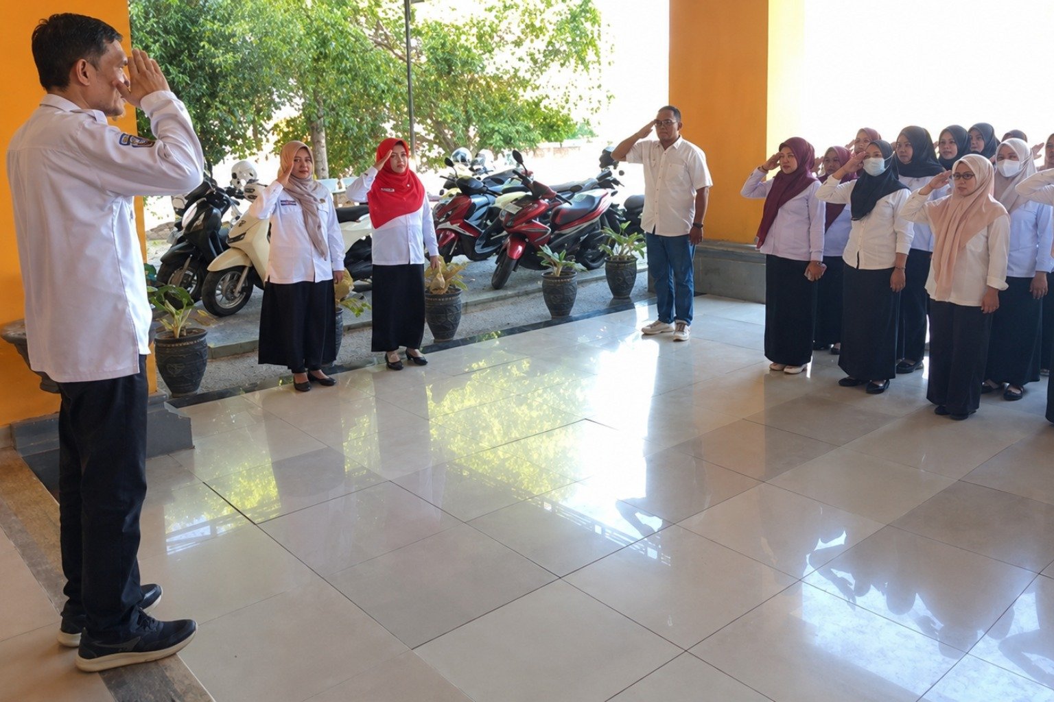 RSUD dr. Zainal Umar Sidiki memperkuat disiplin pegawai melalui apel rutin untuk meningkatkan koordinasi dan kualitas pelayanan kepada pasien/Hibata.id