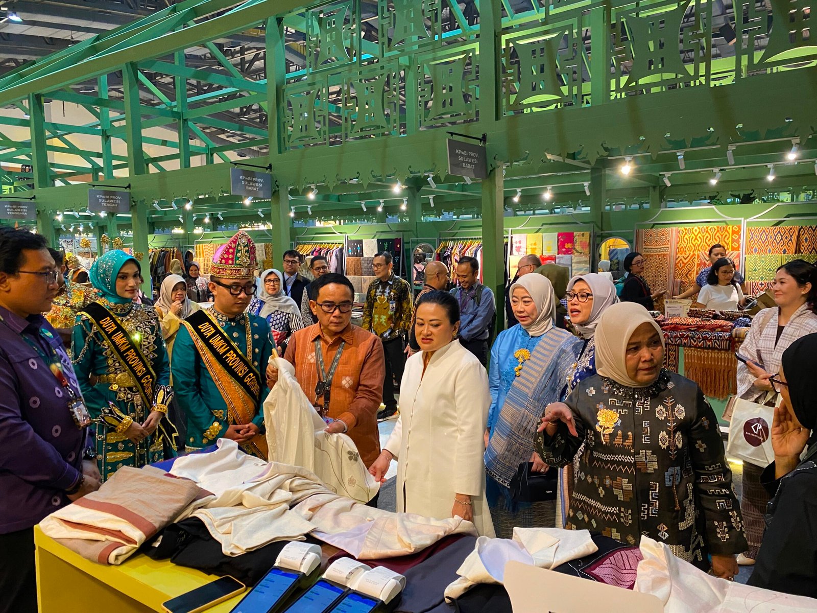 Empat UMKM binaan Bank Indonesia Provinsi Gorontalo, Olami, Tiar Handycraft, Serasi Karawo, dan Bilal Mekar Snack (BMS), menampilkan produk unggulan daerah pada Karya Kreatif Indonesia (KKI) 2026 di Jakarta, Kamis (20/8/2026)/Hibata.id