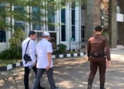 Ketua KONI Provinsi Gorontalo didampingi kuasa hukum saat tiba di Kantor Kejati Gorontalo, Jumat (21/8/2026)/Hibata.id