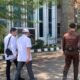Ketua KONI Provinsi Gorontalo didampingi kuasa hukum saat tiba di Kantor Kejati Gorontalo, Jumat (21/8/2026)/Hibata.id