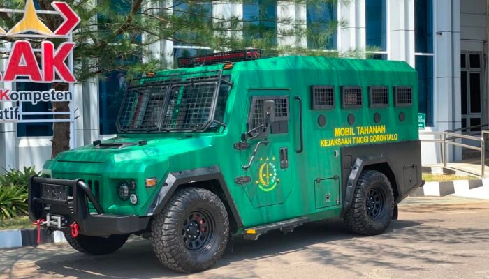 Pengurus KONI Diperiksa di Kejati Gorontalo, Mobil Tahanan Terparkir Cantik
