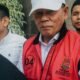 Ketua KONI Provinsi Gorontalo, Fikram Salilama, mengenakan rompi tahanan Kejaksaan Tinggi Gorontalo saat digiring menuju mobil tahanan usai menjalani pemeriksaan/Hibata.id