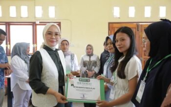 Ketua Dekranasda Kota Kotamobagu, Ny. Rindah Gaib Mokoginta, menutup secara resmi Pelatihan Kerajinan Anyaman Eceng Gondok di Aula Dinas Perindustrian dan Tenaga Kerja Kota Kotamobagu, Jumat, 21 Agustus 2026. (Foto: Humas)