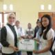 Ketua Dekranasda Kota Kotamobagu, Ny. Rindah Gaib Mokoginta, menutup secara resmi Pelatihan Kerajinan Anyaman Eceng Gondok di Aula Dinas Perindustrian dan Tenaga Kerja Kota Kotamobagu, Jumat, 21 Agustus 2026. (Foto: Humas)