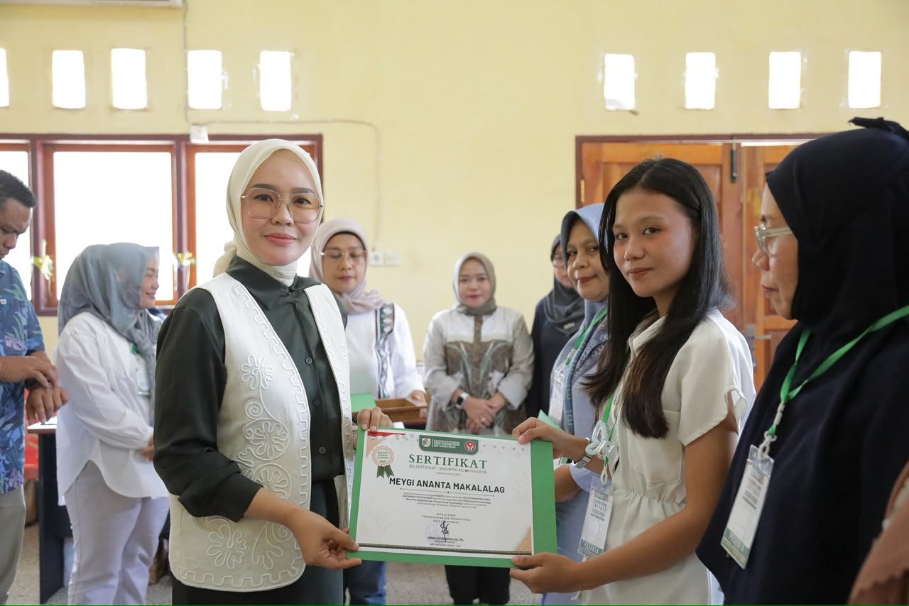 Ketua Dekranasda Kota Kotamobagu, Ny. Rindah Gaib Mokoginta, menutup secara resmi Pelatihan Kerajinan Anyaman Eceng Gondok di Aula Dinas Perindustrian dan Tenaga Kerja Kota Kotamobagu, Jumat, 21 Agustus 2026. (Foto: Humas)