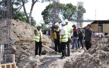 Wali Kota Kotamobagu, Weny Gaib, bersama Wakil Wali Kota Kotamobagu, Rendy Virgiawan Mangkat, meninjau sejumlah pekerjaan infrastruktur di Kota Kotamobagu, Jumat, 21 Agustus 2026. (Foto: Humas)