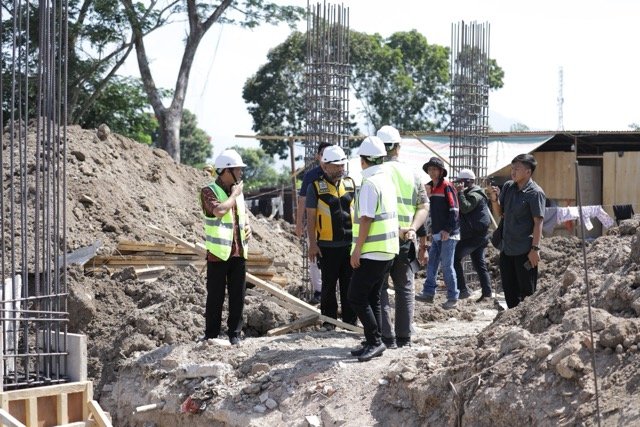 Wali Kota Kotamobagu, Weny Gaib, bersama Wakil Wali Kota Kotamobagu, Rendy Virgiawan Mangkat, meninjau sejumlah pekerjaan infrastruktur di Kota Kotamobagu, Jumat, 21 Agustus 2026. (Foto: Humas)