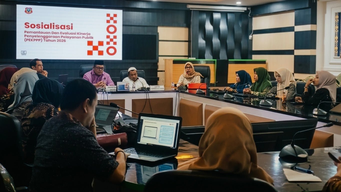 Sekretaris Daerah Kabupaten Gorontalo, Sugondo Makmur saat membuka Sosialisasi Pemantauan dan Evaluasi Kinerja Penyelenggaraan Pelayanan Publik (PEKPPP) Kabupaten Gorontalo 2026 di Ruang Dulohupa Kantor Bupati Gorontalo, Jumat, 21 Agustus 2026. (F0to: Humas)