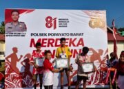 Kapolsek Popayato Barat IPTU Ilham Siplizand, S.Tr.K. saat menyerahkan penghargaan kepada peserta Merdeka Fun Run di Kecamatan Popayato Barat, Kabupaten Pohuwato/Hibata.id
