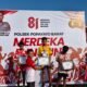 Kapolsek Popayato Barat IPTU Ilham Siplizand, S.Tr.K. saat menyerahkan penghargaan kepada peserta Merdeka Fun Run di Kecamatan Popayato Barat, Kabupaten Pohuwato/Hibata.id