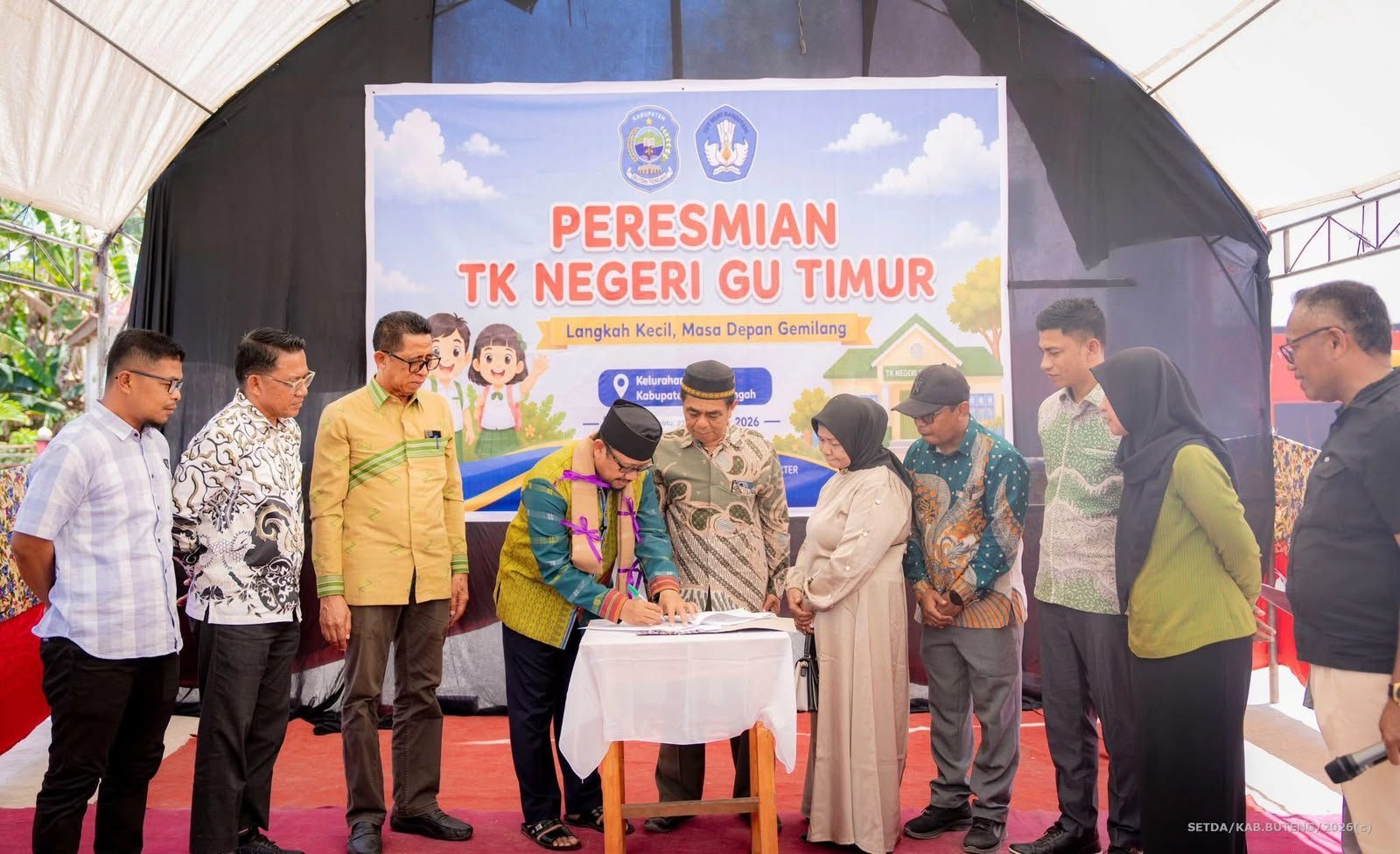 Bupati Buton Tengah Azhari meresmikan TK Gu Timur di Kecamatan Lakudo sebagai bagian dari upaya Pemkab Buteng memperluas akses pendidikan anak usia dini/Hibata.id