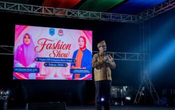 Bupati Buton Tengah Azhari saat memberikan sambutan pada kegiatan fashion show kepala OPD di Lapangan J. Wayong, Lombe, Kecamatan Gu, Sabtu malam (22/8/2026)/Hibata.id
