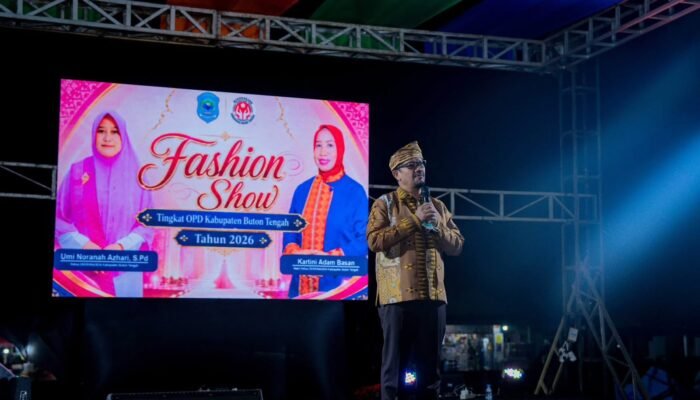 Pemkab Buteng Angkat Tenun Lokal Lewat Fashion Show Kepala OPD