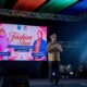 Bupati Buton Tengah Azhari saat memberikan sambutan pada kegiatan fashion show kepala OPD di Lapangan J. Wayong, Lombe, Kecamatan Gu, Sabtu malam (22/8/2026)/Hibata.id