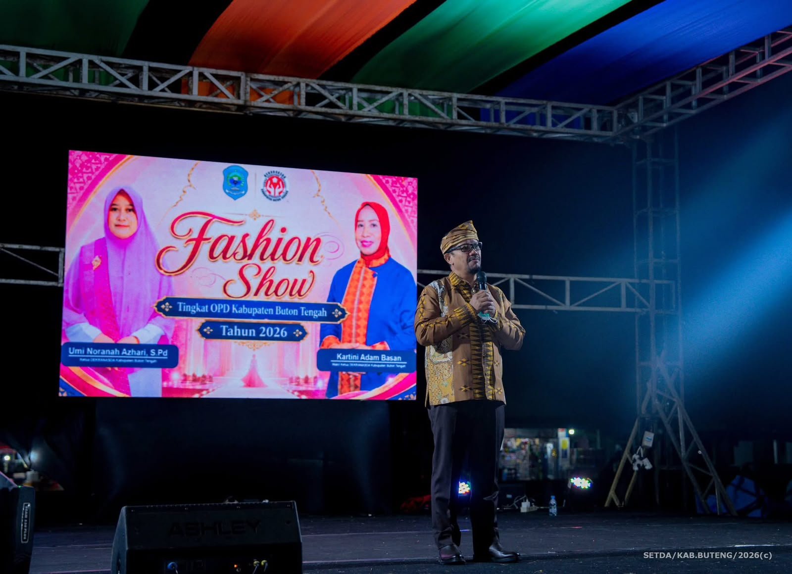 Bupati Buton Tengah Azhari saat memberikan sambutan pada kegiatan fashion show kepala OPD di Lapangan J. Wayong, Lombe, Kecamatan Gu, Sabtu malam (22/8/2026)/Hibata.id