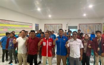 Ketua KNPI Kota Gorontalo Fahrudin Salilama bersama jajaran pengurus saat mengikuti Temu Pemuda dan Sidang Pleno di Kelurahan Tenda, Kota Gorontalo, Senin (24/8/2026)/Hibata.id