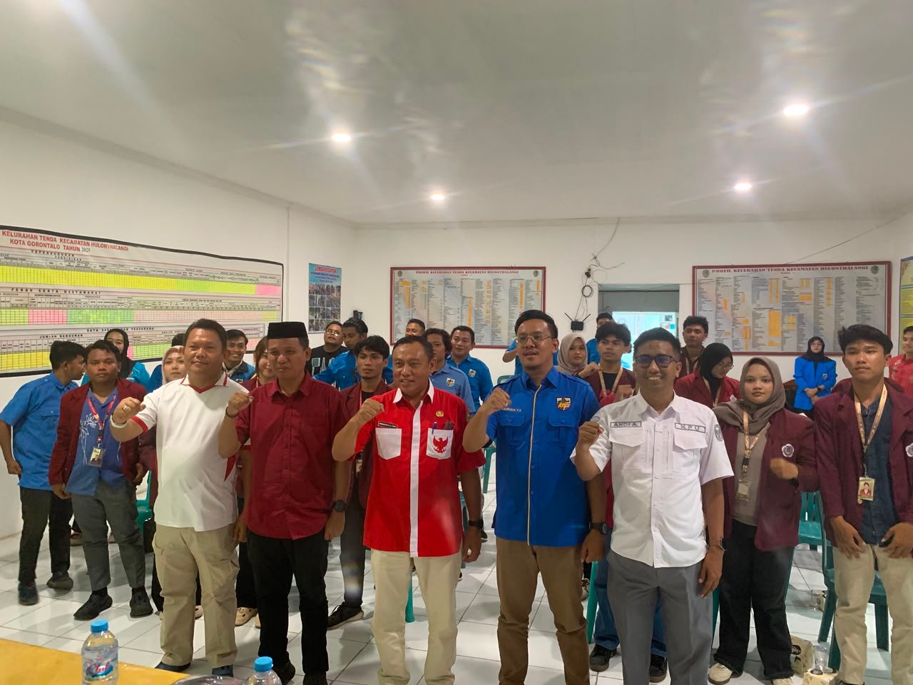 Ketua KNPI Kota Gorontalo Fahrudin Salilama bersama jajaran pengurus saat mengikuti Temu Pemuda dan Sidang Pleno di Kelurahan Tenda, Kota Gorontalo, Senin (24/8/2026)/Hibata.id