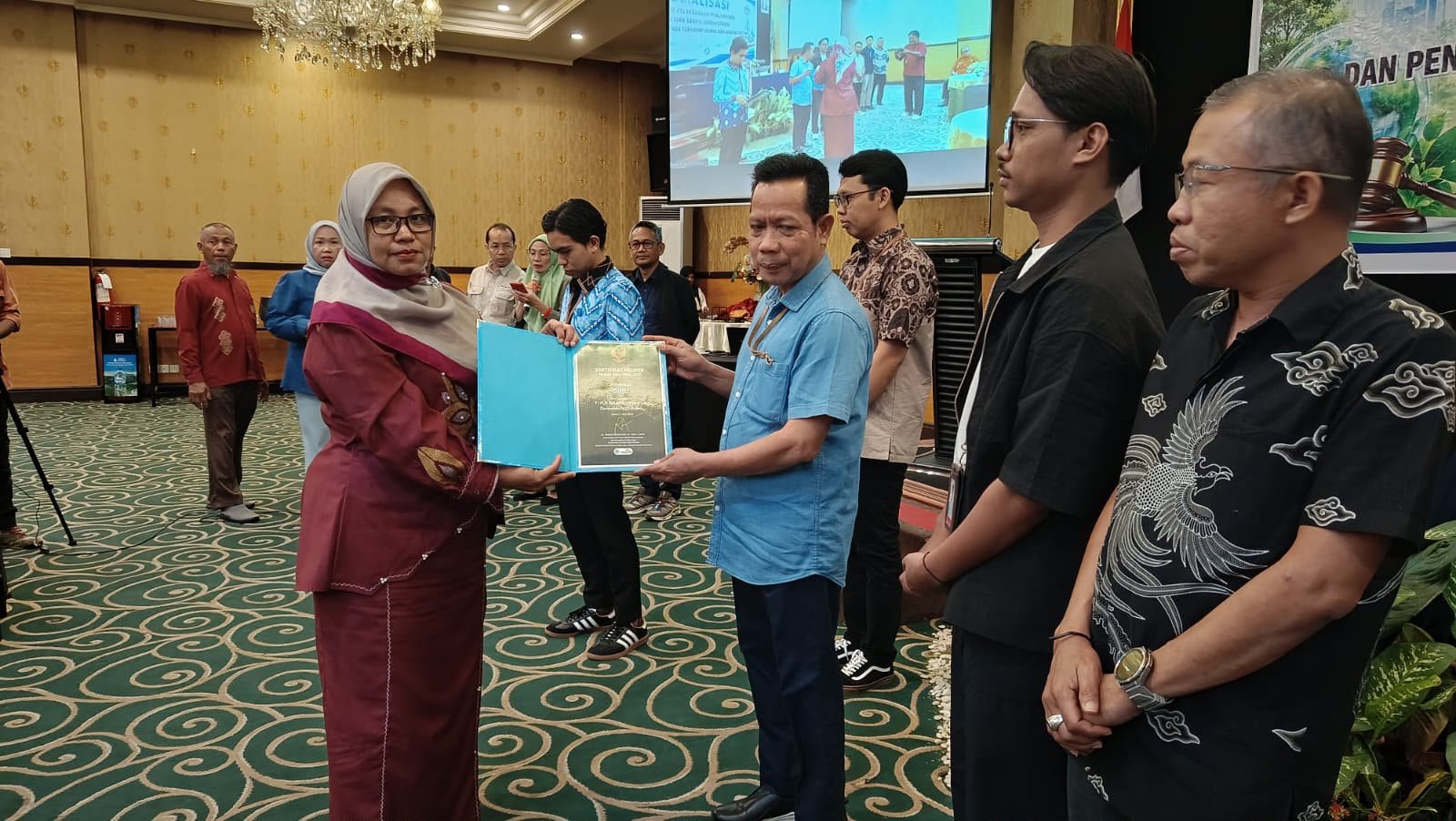 Perwakilan PLN Nusantara Power UP Gorontalo menerima penghargaan PROPER Peringkat Biru periode 2024–2025 di Grand Q Hotel, Kota Gorontalo, 20 Agustus 2026/Hibata.id