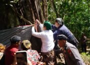 Bupati Trenggalek Mochamad Nur Arifin mengikuti tradisi Metri Bumi sekaligus mengajak masyarakat menjaga kelestarian kawasan Sumber Gedong di Desa Gandusari, Rabu (26/8/2026)/Hibata.id