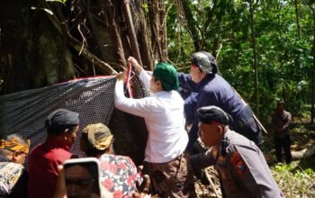 Bupati Trenggalek Mochamad Nur Arifin mengikuti tradisi Metri Bumi sekaligus mengajak masyarakat menjaga kelestarian kawasan Sumber Gedong di Desa Gandusari, Rabu (26/8/2026)/Hibata.id