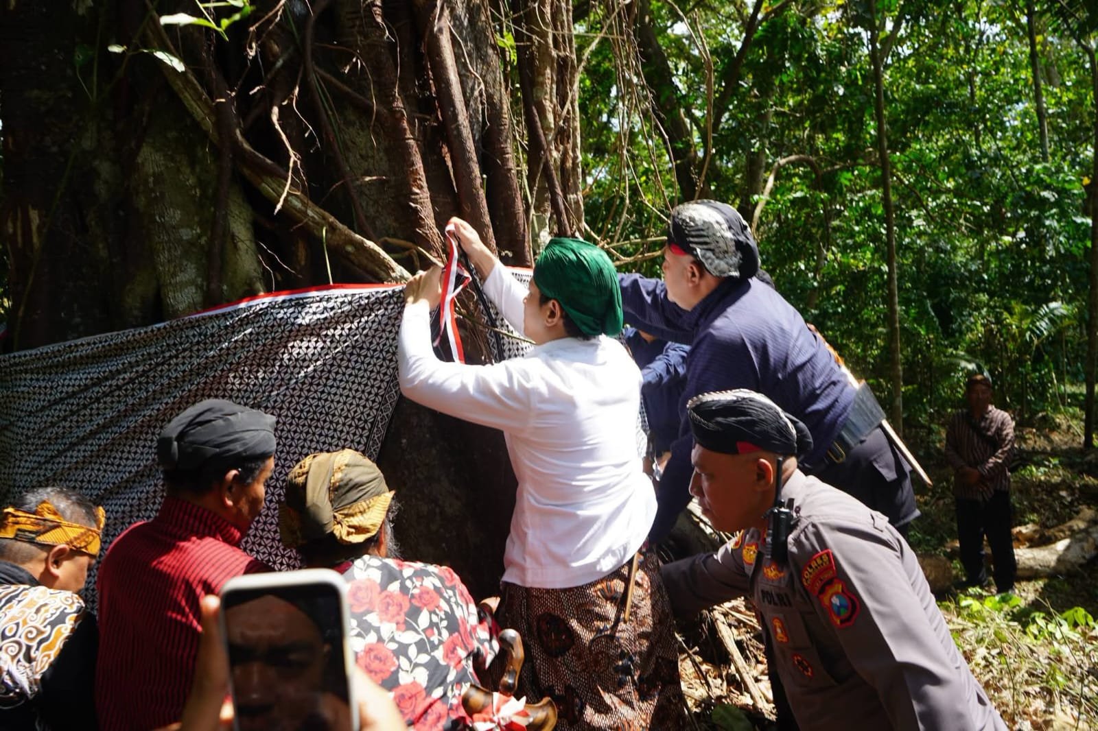 Bupati Trenggalek Mochamad Nur Arifin mengikuti tradisi Metri Bumi sekaligus mengajak masyarakat menjaga kelestarian kawasan Sumber Gedong di Desa Gandusari, Rabu (26/8/2026)/Hibata.id