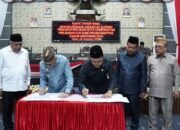 Bupati Gorontalo Sofyan Puhi menghadiri Sidang Paripurna DPRD Kabupaten Gorontalo dengan agenda penandatanganan Nota Kesepakatan Perubahan KUA-PPAS Tahun Anggaran 2026, Rabu (26/8/2026)/Hibata.id
