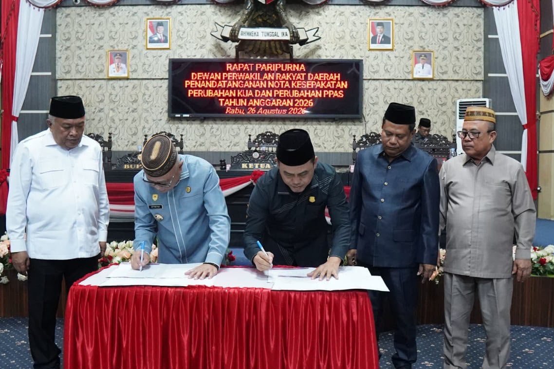 Bupati Gorontalo Sofyan Puhi menghadiri Sidang Paripurna DPRD Kabupaten Gorontalo dengan agenda penandatanganan Nota Kesepakatan Perubahan KUA-PPAS Tahun Anggaran 2026, Rabu (26/8/2026)/Hibata.id