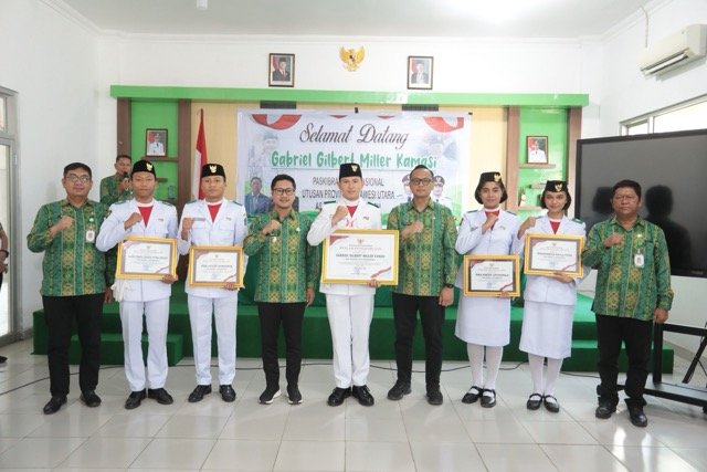 Wakil Wali Kota Kotamobagu, Rendy Virgiawan Mangkat, menyambut kepulangan putra-putri terbaik Kota Kotamobagu yang telah menuntaskan tugas sebagai Pasukan Pengibar Bendera Pusaka (Paskibraka) pada peringatan Hari Ulang Tahun ke-81 Kemerdekaan Republik Indonesia. (Foto: Humas)