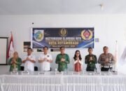 Asisten I Bidang Pemerintahan dan Kesejahteraan Rakyat, Sahaya S. Mokoginta, saat mewakili Wali Kota Kotamobagu membuka Musyawarah Olahraga Kota (Muskot) Persatuan Tenis Seluruh Indonesia (PELTI) Kota Kotamobagu di Aula Rumah Dinas Wakil Wali Kota Kotamobagu, Kamis, 27 Agustus 2026. (Foto: Humas)