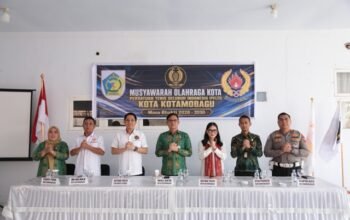 Asisten I Bidang Pemerintahan dan Kesejahteraan Rakyat, Sahaya S. Mokoginta, saat mewakili Wali Kota Kotamobagu membuka Musyawarah Olahraga Kota (Muskot) Persatuan Tenis Seluruh Indonesia (PELTI) Kota Kotamobagu di Aula Rumah Dinas Wakil Wali Kota Kotamobagu, Kamis, 27 Agustus 2026. (Foto: Humas)