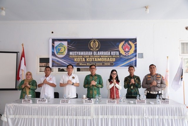 Asisten I Bidang Pemerintahan dan Kesejahteraan Rakyat, Sahaya S. Mokoginta, saat mewakili Wali Kota Kotamobagu membuka Musyawarah Olahraga Kota (Muskot) Persatuan Tenis Seluruh Indonesia (PELTI) Kota Kotamobagu di Aula Rumah Dinas Wakil Wali Kota Kotamobagu, Kamis, 27 Agustus 2026. (Foto: Humas)