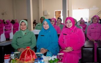 Ketua TP-PKK Buton Tengah Umi Noranah Azhari mendorong sinergi PKK dan Bhayangkari untuk memperkuat ketahanan keluarga, perlindungan anak, pendidikan dan pencegahan stunting/Hibata.id
