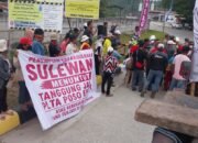 Warga Desa Sulewana, Kabupaten Poso, Sulawesi Tengah, menggelar aksi protes pada 26 Agustus 2026. (Foto: Koalisi)