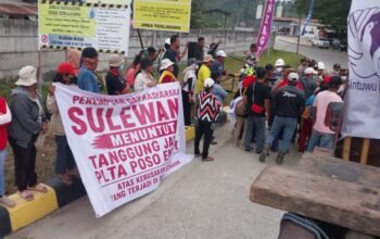 Warga Desa Sulewana, Kabupaten Poso, Sulawesi Tengah, menggelar aksi protes pada 26 Agustus 2026. (Foto: Koalisi)
