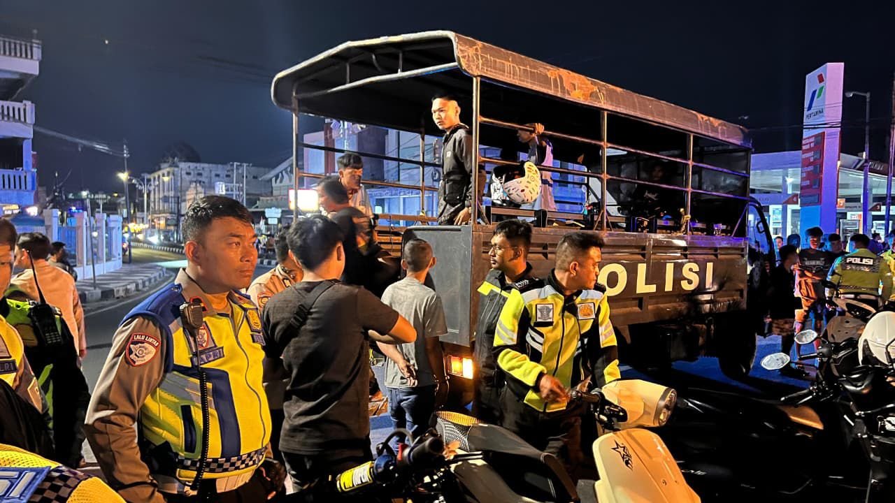 Aksi balap liar di kawasan Bundaran Saronde, Kota Gorontalo, dibubarkan polisi pada Minggu, 30 Agustus 2026,