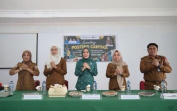 Ketua Tim Penggerak PKK sekaligus Ketua Pembina Posyandu Kota Kotamobagu, Rindah Gaib Mokoginta saat peluncuran Posyandu Cegah Stunting bagi Calon Pengantin, Remaja, Ibu, dan Anak atau Posting Cantika. (Foto: Humas)