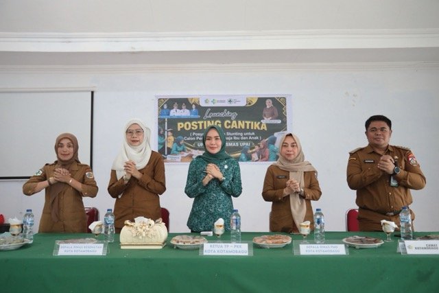 Ketua Tim Penggerak PKK sekaligus Ketua Pembina Posyandu Kota Kotamobagu, Rindah Gaib Mokoginta saat peluncuran Posyandu Cegah Stunting bagi Calon Pengantin, Remaja, Ibu, dan Anak atau Posting Cantika. (Foto: Humas)