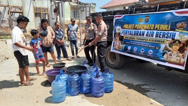 Polres Pohuwato turun tangan dengan mendistribusikan air bersih ke sejumlah warga terdampak di Desa Pohuwato dan Desa Pohuwato Timur, Senin, 31 Agustus 2026. (Foto: Humas)