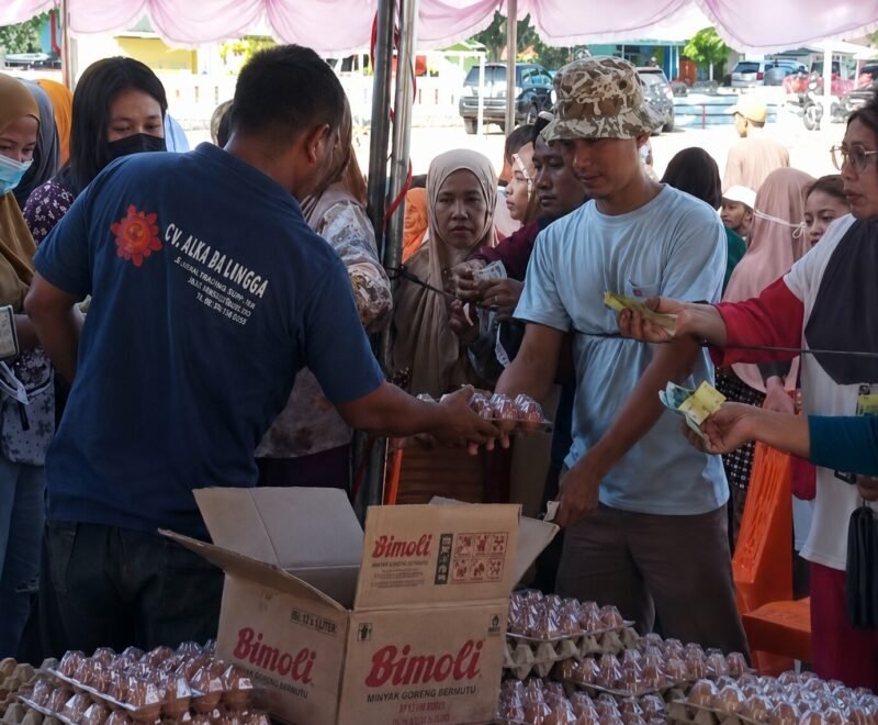 Pemerintah Provinsi Gorontalo menyalurkan 1.000 paket sembako bersubsidi di Bone Bolango guna menjaga daya beli masyarakat, mengendalikan inflasi, dan membantu warga terdampak kemarau/Hibata.id